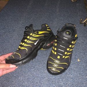 Air max plus black and yellow